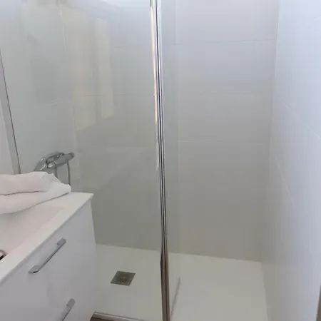 Beautiful 2 Bedroom, 2 Bathroom Appartement *
